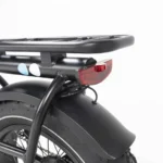 Velo-cargo-compact-electrique-feu-arriere.webp