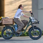 Velo-cargo-electrique-professionnel-femme-et-homme.webp