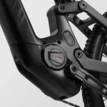 Velo-de-route-electrique-en-carbone-roue.webp