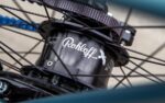 velo-electrique-avec-boite-de-vitesse-roues.jpg