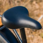 velo-electrique-sable-selle.webp