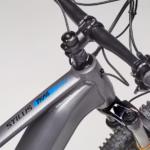 velo-electrique-trekking-tout-suspendu-guidon.avif