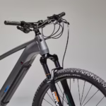 velo-electrique-trekking-tout-suspendu-roue-avant.avif