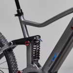 velo-electrique-trekking-tout-suspendu-suspension.avif