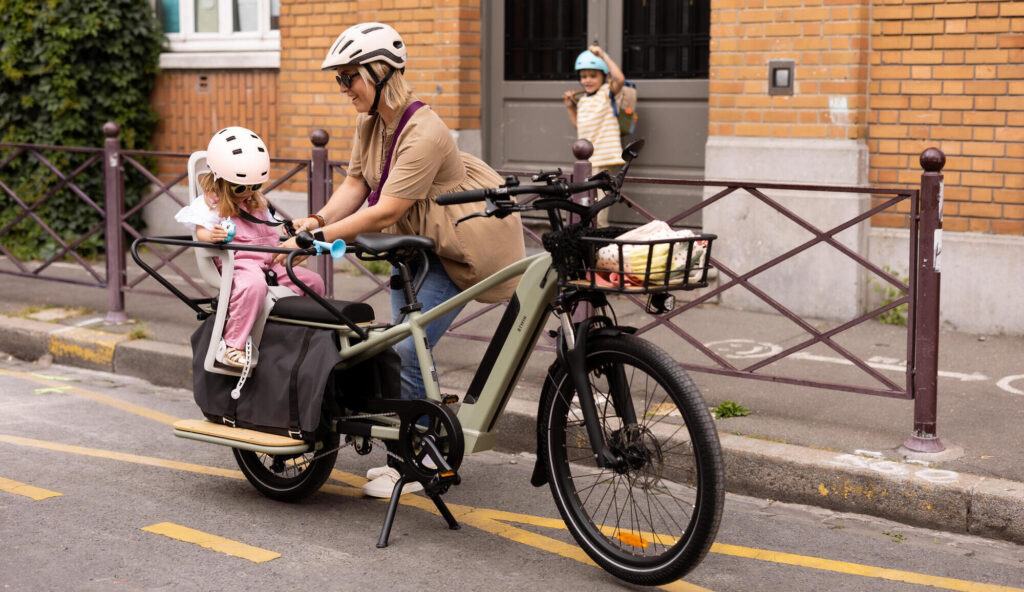 velo-electrique-avec-remorque-enfants.jpg