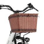 velo-electrique-femme-avec-panier-en-osier.webp