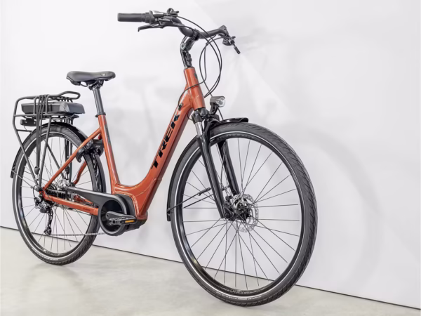 velo-electrique-femme-trek-bronze.avif