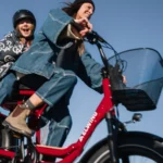 Velo-Electrique-Biplace-Cargo-deux-places.webp