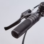 Velo-Electrique-Folding-freins.avif